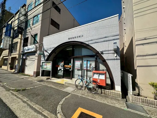 明石和坂郵便局までは徒歩約３分です。その他コンビニエンスストア等もあり利便性の良い立地です。