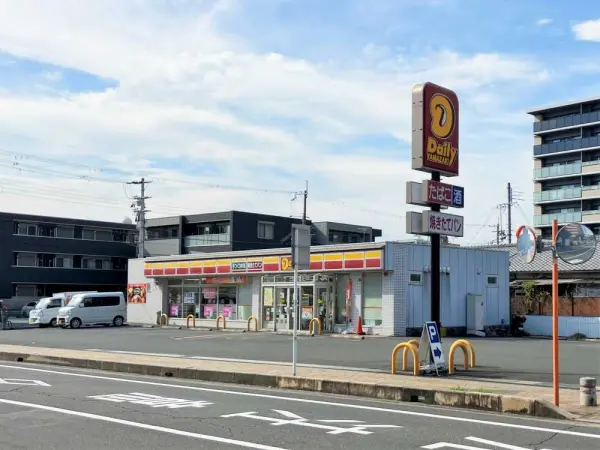 デイリーヤマザキ三条宮前町店まで徒歩4分です。
徒歩でもアクセスしていただきやすい距離です。
