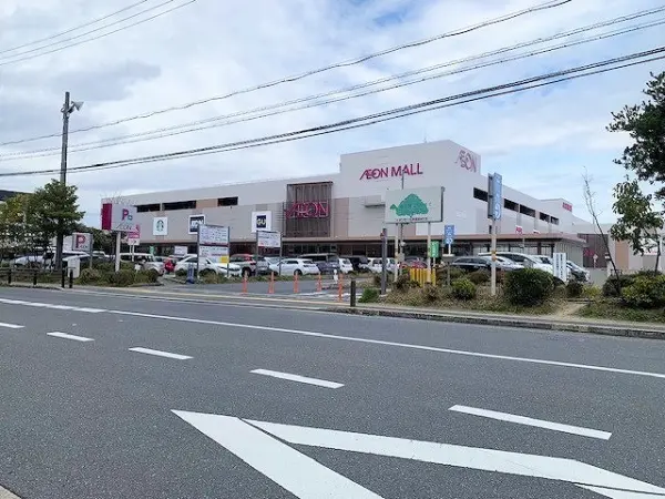 イオンモール奈良登美ヶ丘まで徒歩24分です。
駐車場があるため、お車でのアクセスも可能です。