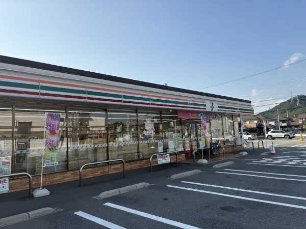 セブンイレブン姫路白浜町北店までは徒歩約８分です。毎日のお買い物もしていただきやすい距離です。