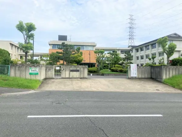 木津第二中学校まで徒歩7分です。
毎日のお子さまの通学もしていただきやすい距離となっております。