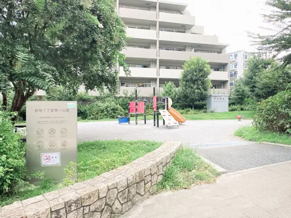 徒歩1分／広くはないですが見渡しがよくお子様も気軽に遊ばせられる公園です。