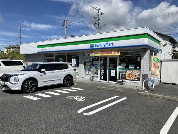 徒歩3分。24時間営業のコンビニエンスストアです。ちょっとした買い物などの際に、活用できそうです。