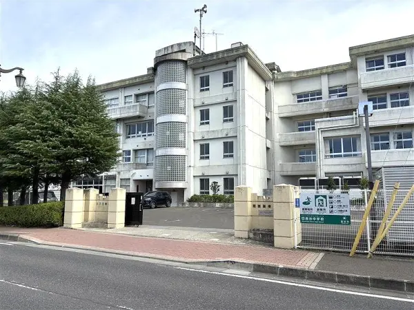 学校教育目標　自分で考え判断・行動し，他者と対話・協同しながらともに育ち合う生徒の育成に努める。