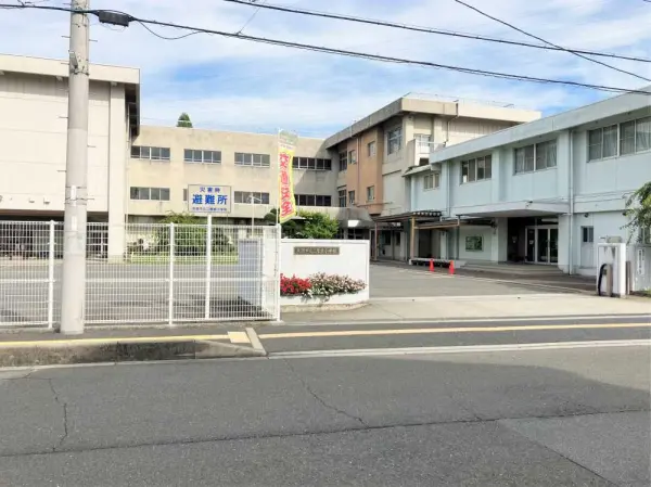 二階堂小学校まで徒歩8分です。
中学校までも徒歩8分の周辺環境となっております。