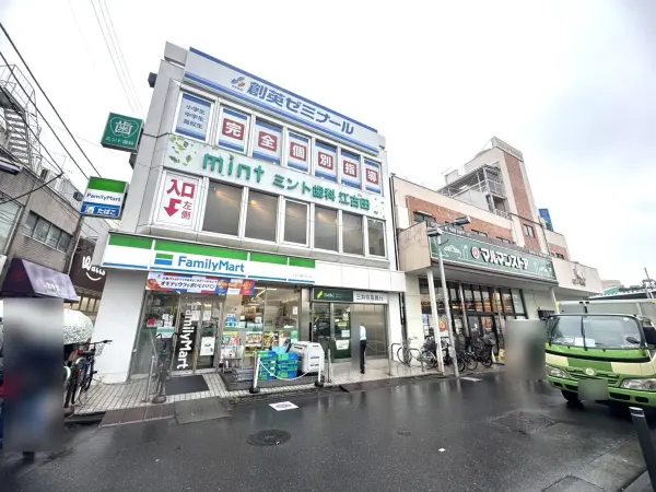 江古田駅南口前のコンビニがございます。