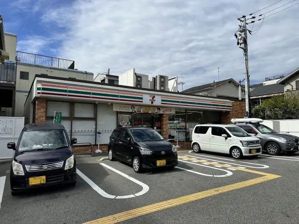 セブンイレブン神戸篠原南町4丁目店までは徒歩2分です。毎日のお買い物もしていただきやすい距離です。