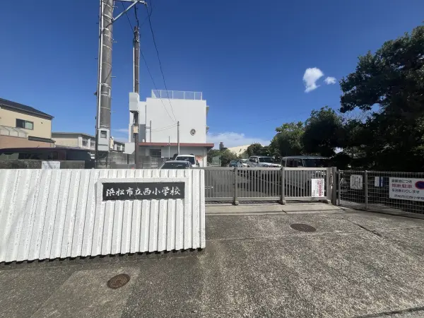 徒歩約7分。毎日の通学も負担が少なくすみそうな距離です。