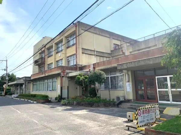 大安寺小学校まで徒歩12分です。
お子さまの毎日の通学も元気に通っていただける距離です。