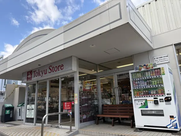 徒歩10分／駐車場があるため、車でも利用できます。リサイクルボックスなどが設置されています。