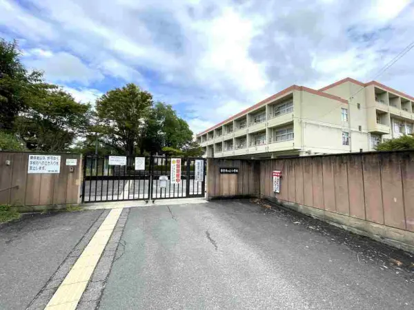 東登美ヶ丘小学校まで徒歩9分です。
毎日のお子さまの通学もしていただきやすい距離となっております。