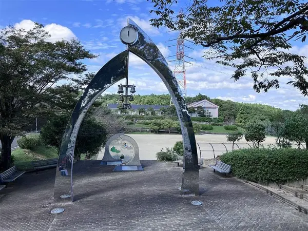 徒歩3分。見晴らしの良い公園。木々が多く、落ち着いた雰囲気が感じられそうです。