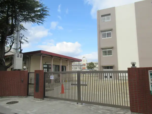 徒歩6分。お子様が6年間通学しやすい距離にあります。