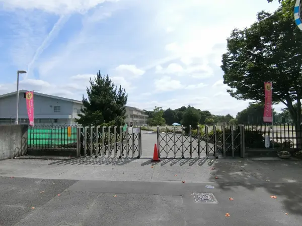 学校教育目標 豊かな心を持ち、進んで高め合い、夢に向かってたくましく生き抜く子供の育成