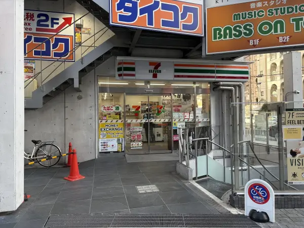 徒歩1分。24時間営業。