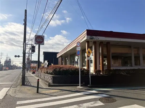 徒歩5分。すかいらーくグループのレストラン。宅配・テイクアウト有。各種キャッシュレス決済が可能。