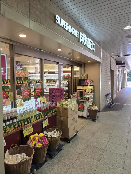 徒歩5分/営業時間:8時~23時。入口が通路に面しているので入店のアクセスが良いです。