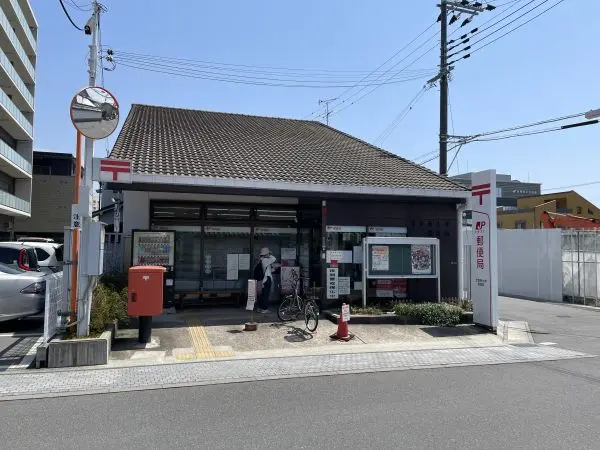 奈良西大寺郵便局まで徒歩７分です。徒歩１０分圏内にコンビニ、駅、ドラッグストア等がある立地です。