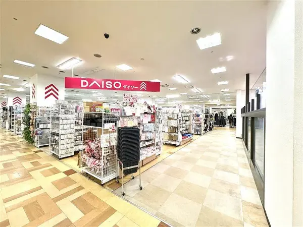 ダイソー札幌東光ストア円山店です。
マンションから徒歩8分のところにございます。