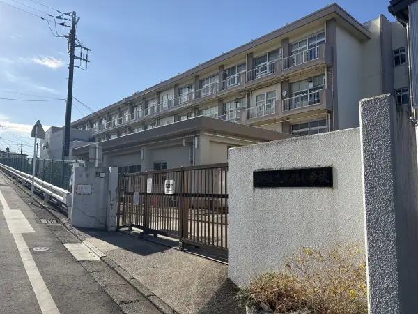 徒歩3分。お子様が6年間通学しやすく、負担になりにくい距離です。