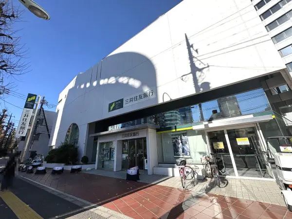 徒歩9分。窓口営業時間9時~15時、土日休み。ATM営業時間7時~24時、日曜21時まで。