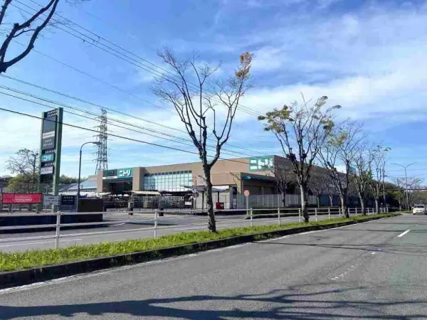 ニトリロイヤル押熊店まで徒歩5分です。日用品やガーデニング用品等お買い求めいただけます。