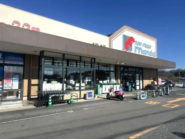 万代河合町店まで徒歩11分です。駐車場があるため、お車でのアクセスも可能となっております。