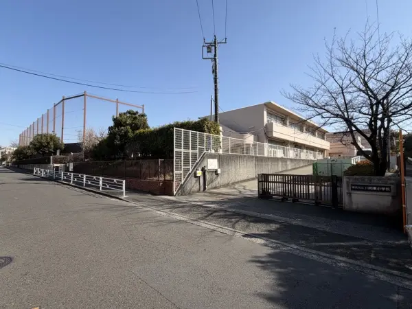 徒歩12分。HPに学校生活の様子が写真付きで掲載。学校教育目標なども確認できます。