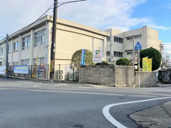 富雄南小学校まで徒歩18分です。毎日のお子様の通学も元気に通っていただける距離となっております。