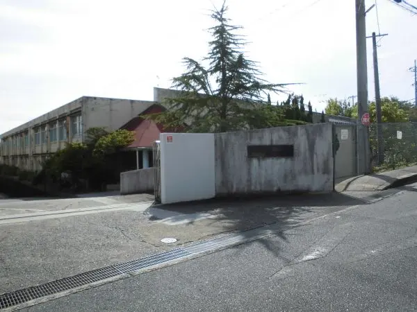 小学校が隣接しているので、小学生になっても見慣れた風景を見ながら登校できます。