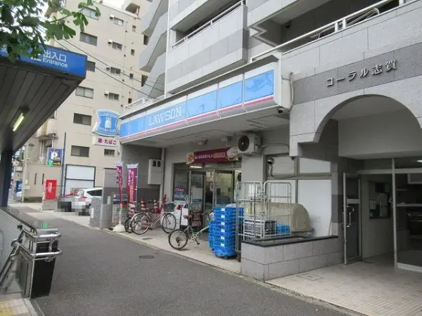 徒歩3分。MACHIcafe・写真プリント・ATM・マルチコピー機等のサービスがございます。