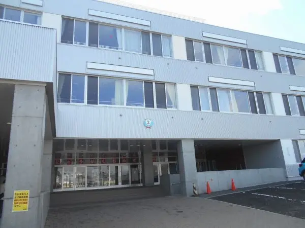 小学校は芸術の森小学校です
