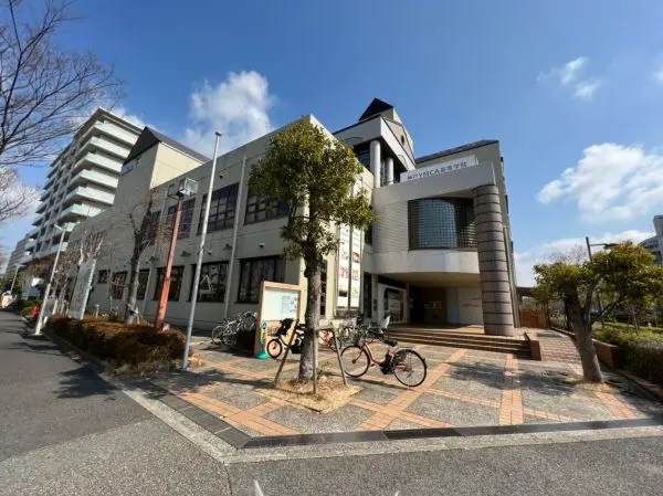 入園年齢は生後6ヶ月～就学前まで。屋上庭園が備わっています。園庭開放なども行われています。　