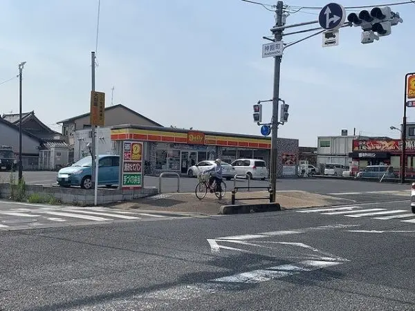 デイリーヤマザキ奈良神殿店までは徒歩4分です。コンビニエンスストアも複数あり利便性の良い住環境です。