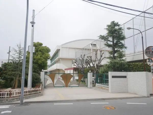 徒歩3分です。大阪府から指定された、グローバルリーダーズハイスクールです。