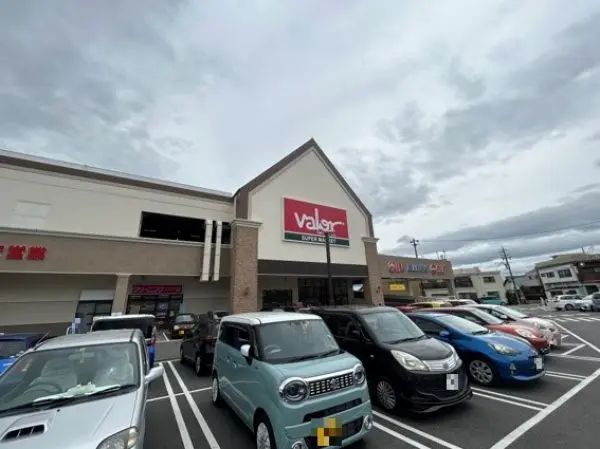 徒歩6分。生鮮食品の他、飲料水・酒などが取り扱われているスーパーです。