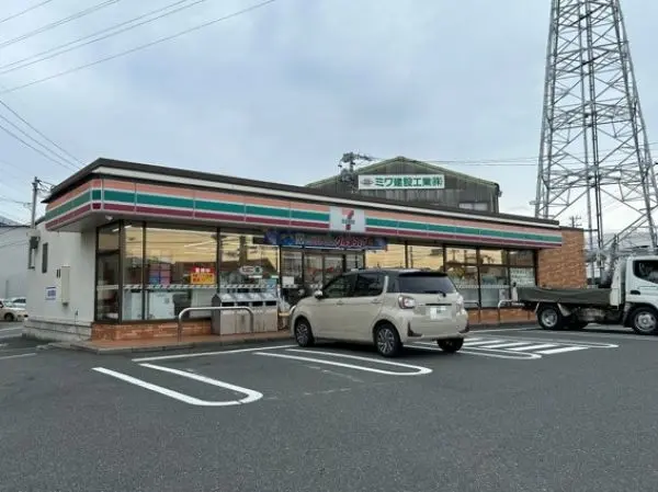 徒歩5分。ちょっとしたお買い物なども、気軽に立ち寄れる距離にあるコンビニです。