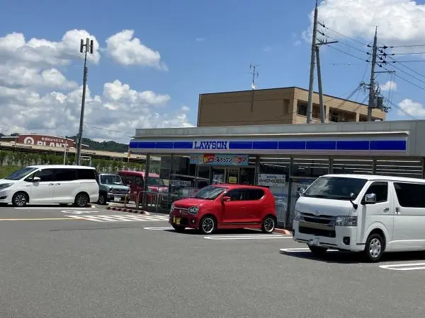 ローソン木津川城山台店までは徒歩4分です。毎日のお買い物もしていただきやすい距離となっております。