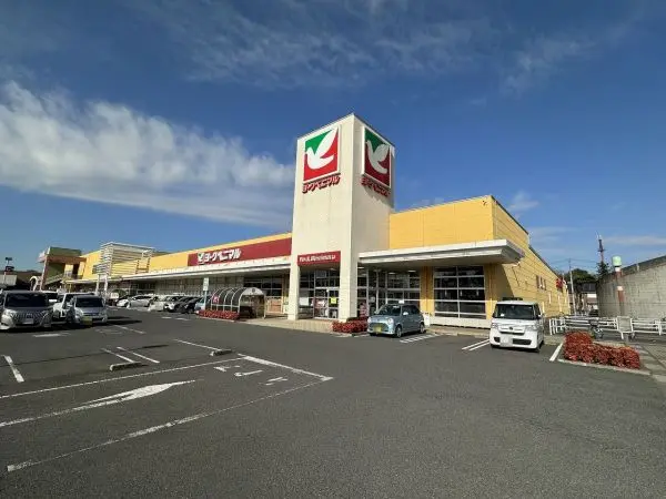 徒歩11分／営業時間9時半～21時。食料品や日用品、当日焼き上げパンの取り扱いがあります。