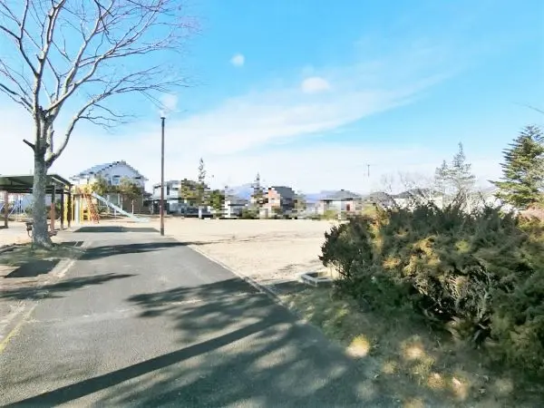 徒歩1分のところにある公園。
日々の生活の中で身近に自然を感じることができます。