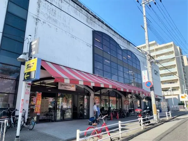営業時間は朝7:00～翌午前1:00、駐車場もございます。HPではチラシ情報を見ることができます。
