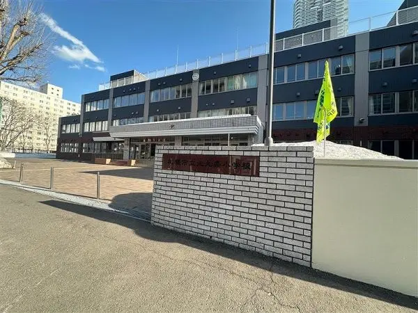 市立北九条小学校です。
徒歩2分のところにあります。
