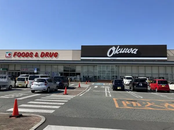 オークワ大和高田店までは徒歩２１分です。駐車場があるため、お車でのアクセスも可能となっております。
