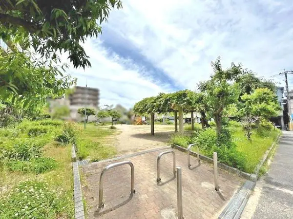 赤大路町西公園まで徒歩1分。気軽に遊びに行ける距離になります。角地にある公園なので開放感があります