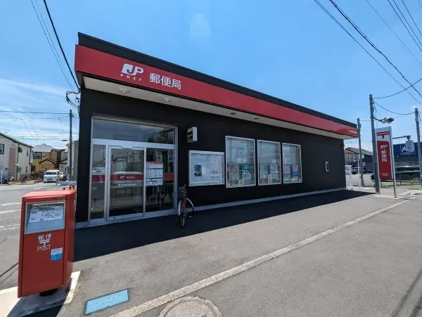 徒歩4分。12台分の駐車場があります。