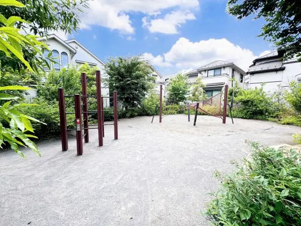 徒歩1分。歩いてすぐの距離なので、小さなお子様とも気軽に遊びに行けそうです。