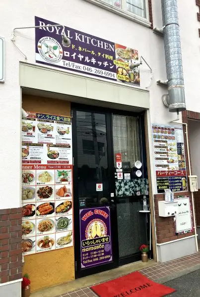 徒歩4分。インド・ネパール・タイ料理専門店。カレーやナシゴレン、ガパオライスなどのメニューがあります