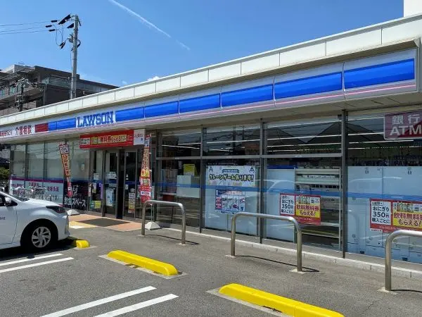 徒歩4分。イートインスペースやバリアフリートイレが設けられている店舗です。