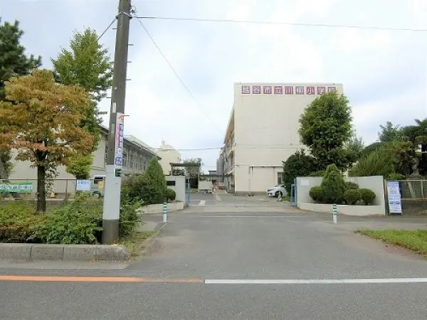 徒歩15分。学校のHPでは、児童たちの様子が写真付きで紹介されています。