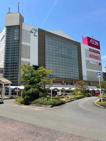 スーパーの他、雑貨店や書店、カフェなど様々な専門店が入っているショッピングセンターです。